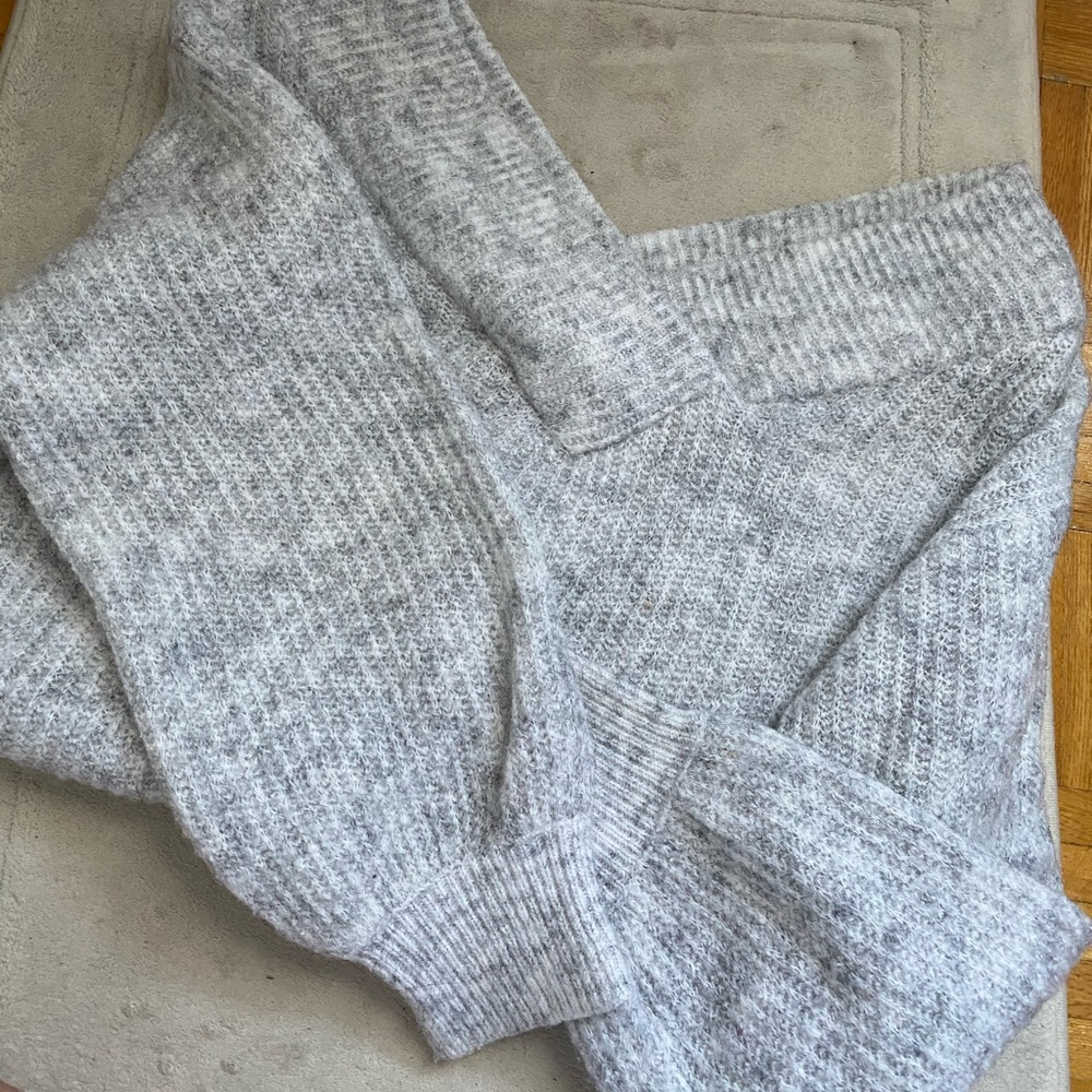 M Off-shoulder Sweater